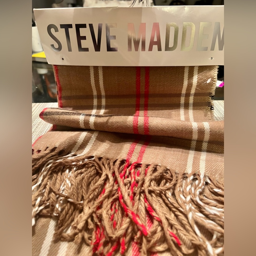 Steve Madden Camel Plaid Fringe Scarf. NEW. 20" x 65".